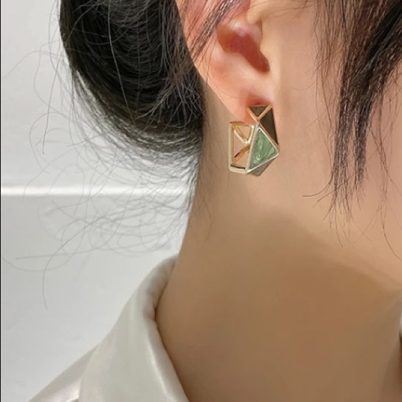 💚Insta green drop geometric earrings - Picture 4 of 5